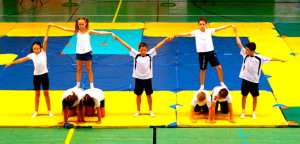 Encuentro de acrosport en educación física entre colegios